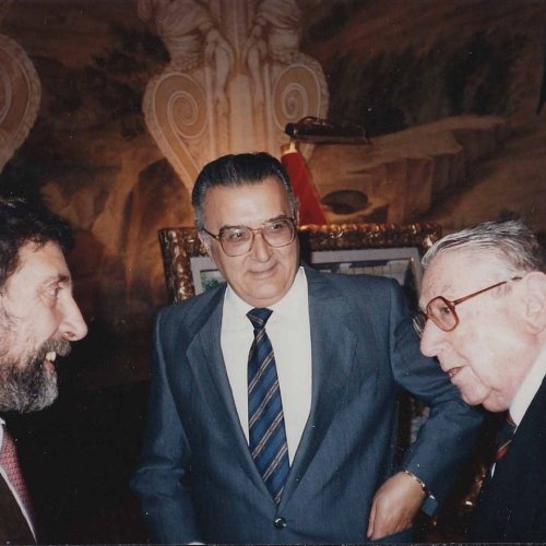 Dionisio Ortiz y Luis González Junguito con el pintor en el concierto que le dedicaron en el Palacio de Viana con motivo de la clausura de su exposición-homenaje en su 90 cumpleaños, celebrada en La Caja en 1990.