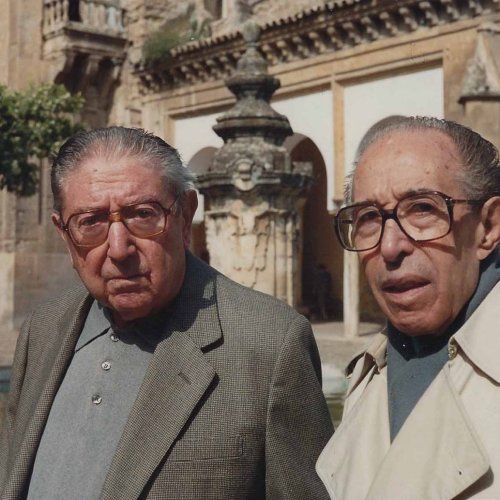 Con Ángel López-Obrero en el Patio de los Naranjos. Córdoba, 1990.