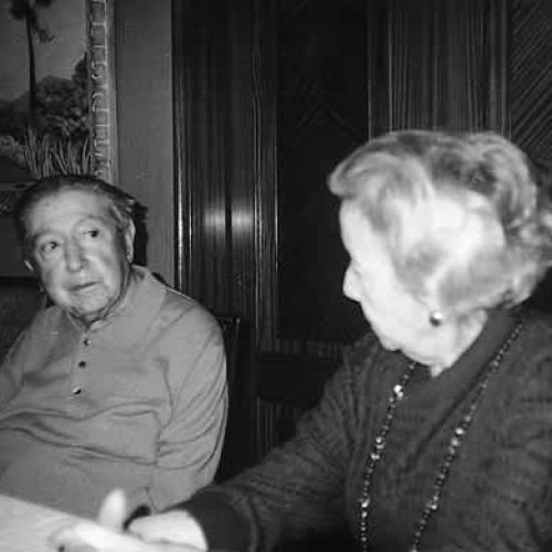 Con Elena Flórez, que le entrevista en su domicilio madrileño en 1991.