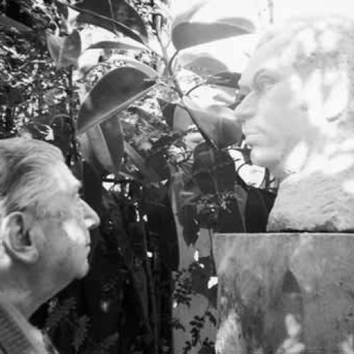El pintor en el Patio del Museo de Bellas Artes de Córdoba, admirando una escultura de su íntimo amigo Enrique Moreno, 