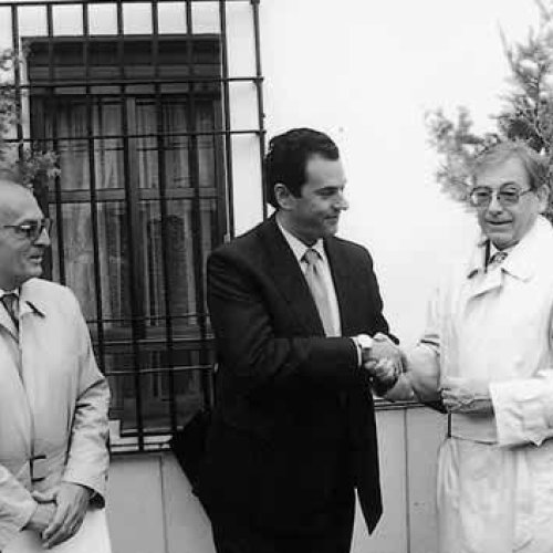 Ángel Aroca, Rafael Merino, Alcalde de Córdoba, y el hijo de Rafael Botí en el acto de inauguración de la plaza dedicada al pintor, el 16 de octubre de 1996.