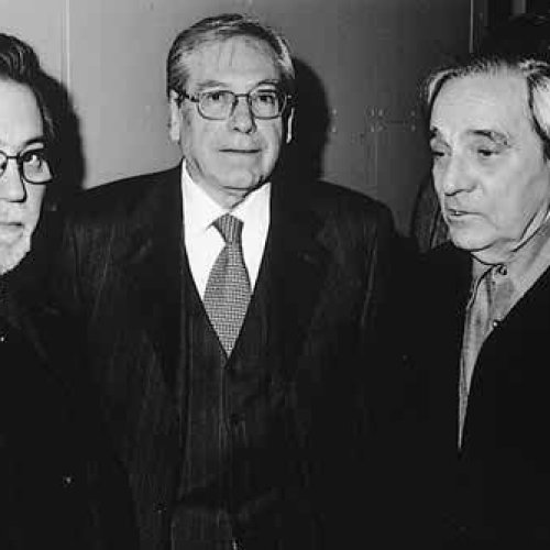 Tomás Paredes con el hijo del pintor y Luis Cajal en Madrid en 2003.