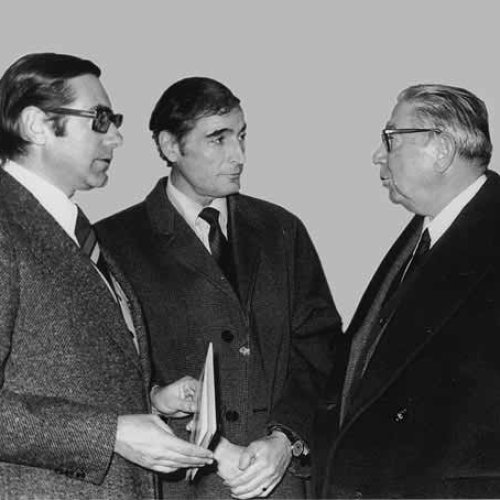 Con su hijo y Javier Rubio en la exposición que tuvo lugar en la Galería Lázaro (Madrid) en 1972.