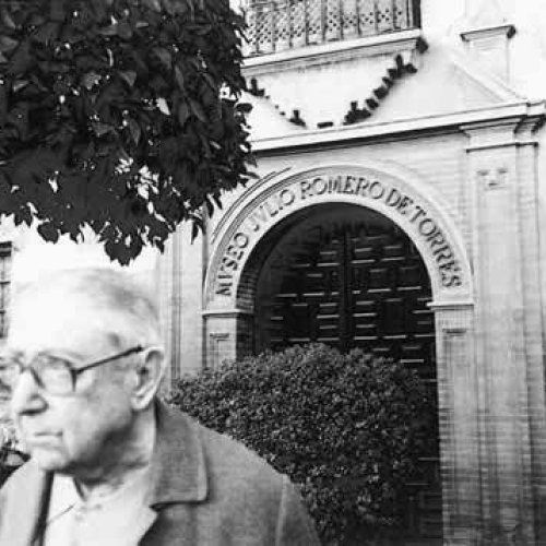 En la puerta del Museo de su maestro Julio Romero de Torres, en Córdoba. 1980.
