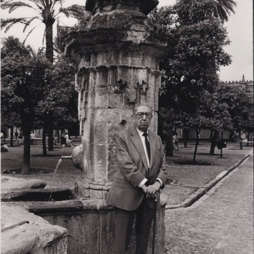Rafael Botí en el Patio de los Naranjos (Córdoba), 1987.